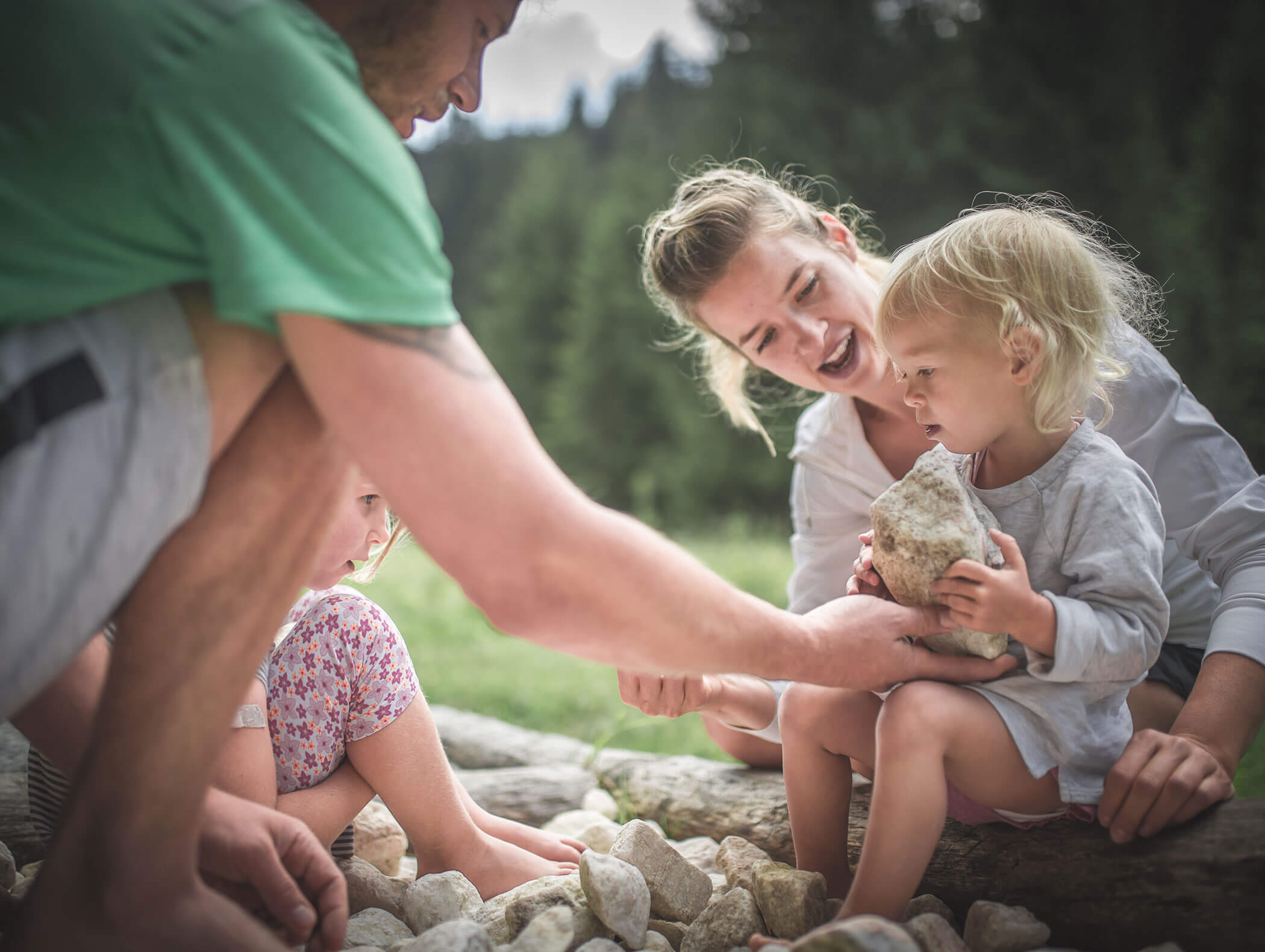 A family playing outdoors and discovering nature in Fleres - Knappenhof B&B