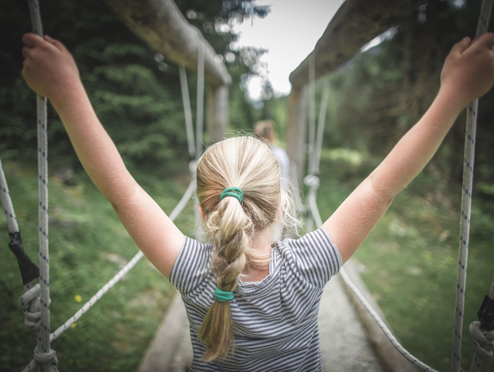 Girl balancing over a rope obstacle - Knappenhof B&B
