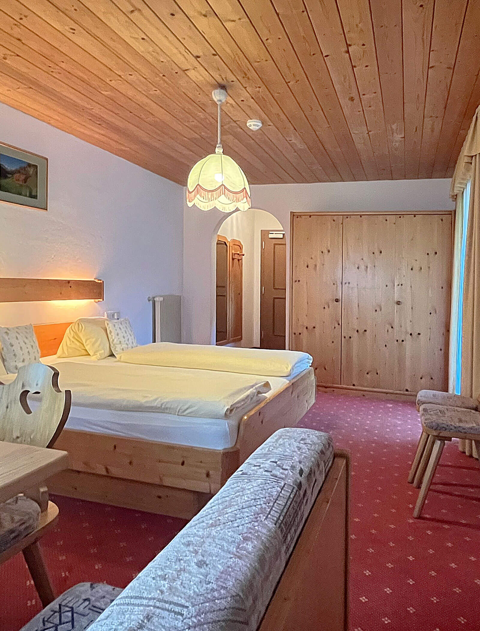 Blick von der Sitzecke auf das Doppelbett - Knappenhof B&B