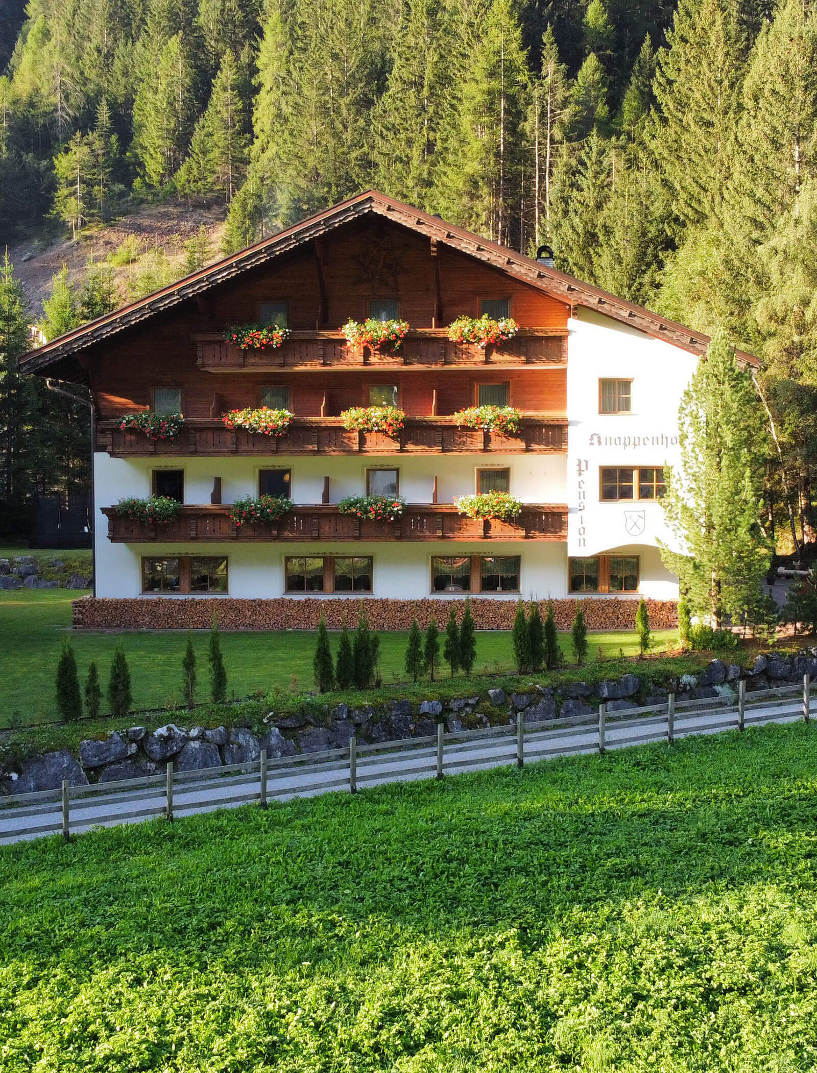 Der Knappenhof von außen inmitten der Natur - Knappenhof B&B