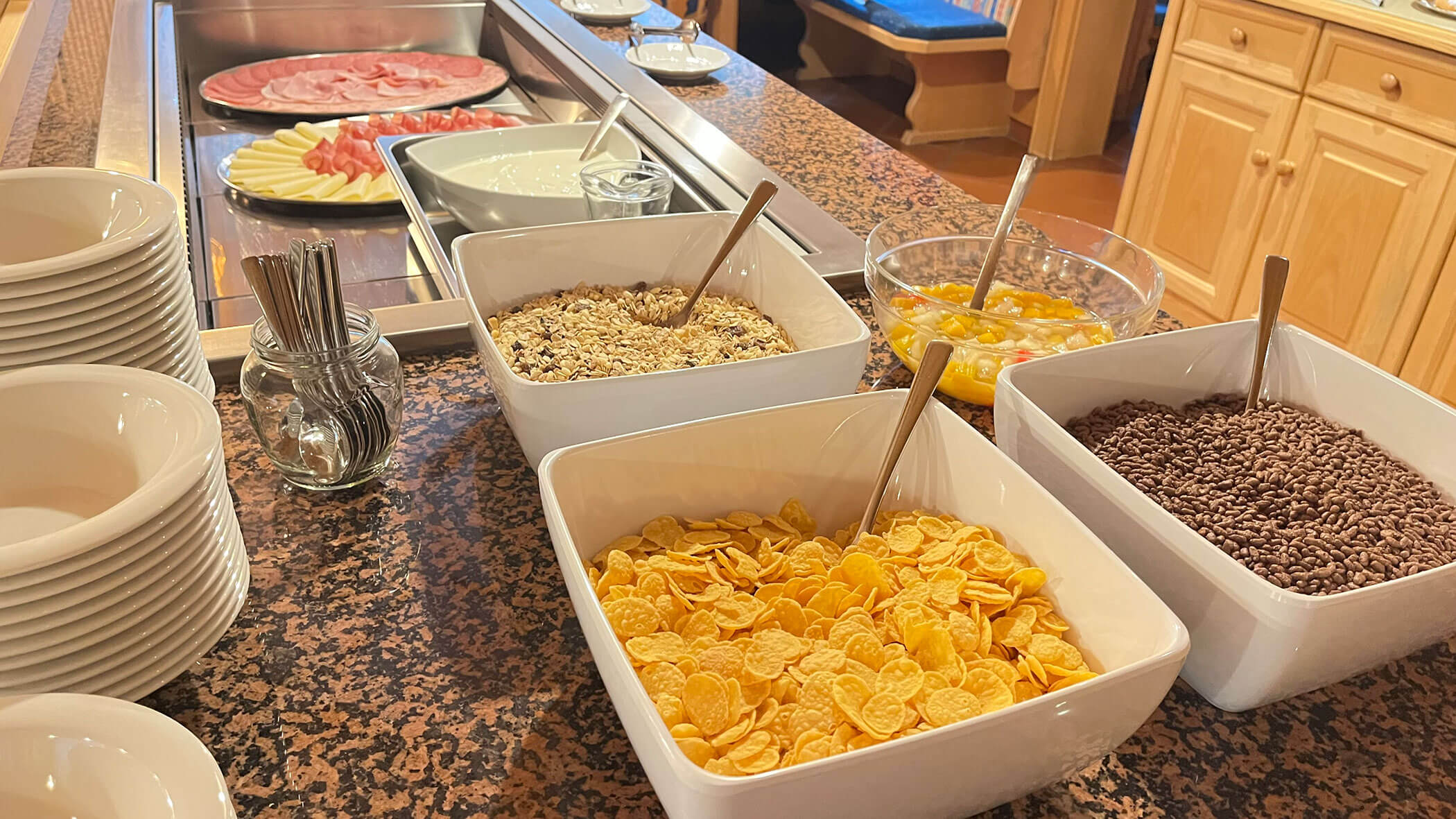 Frühstücksbuffet mit Müsli, Joghurt, Obstsalat, Aufschnitt, … - Knappenhof B&B