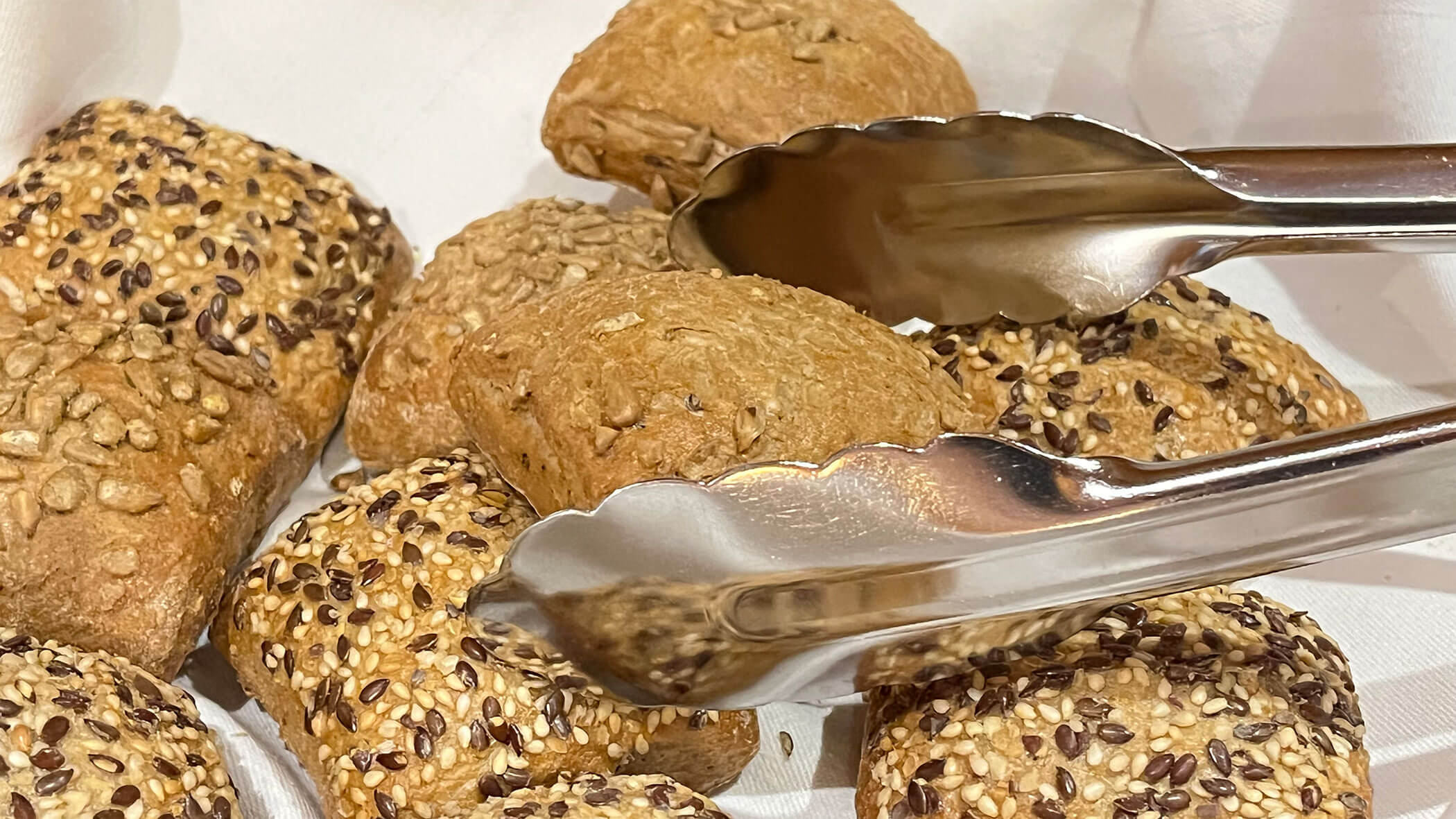 Brotkorb mit verschiedenen Broten - Knappenhof B&B