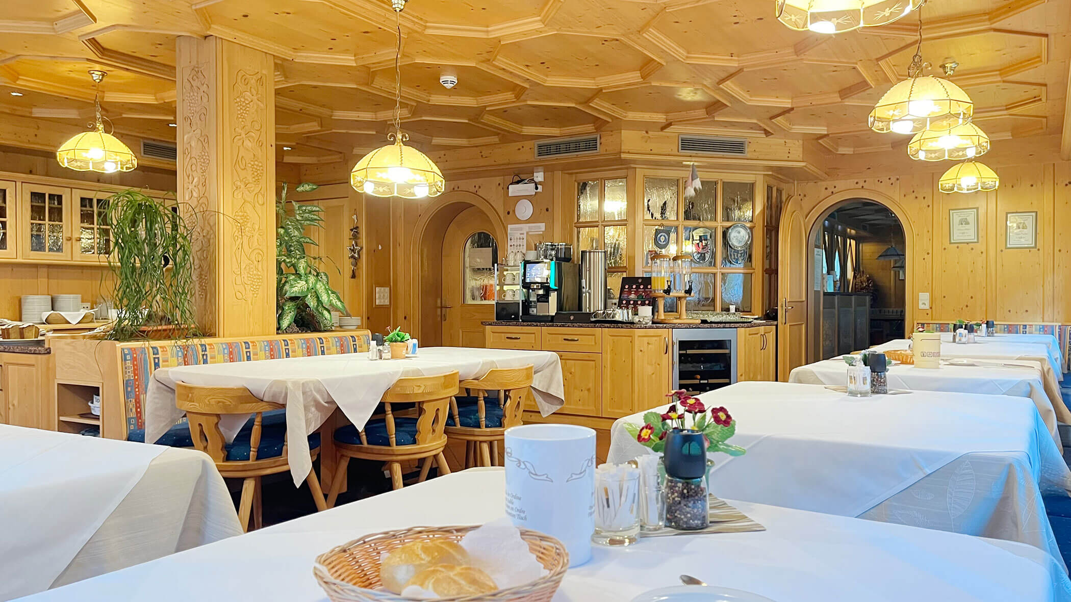 Frühstückssaal im Südtiroler Stil - Knappenhof B&B