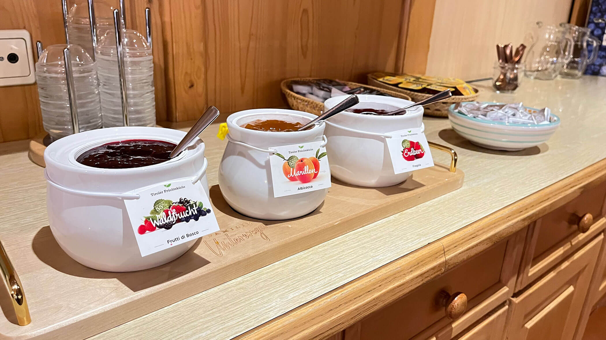 Verschiedene Marmeladen am Frühstücksbuffet - Knappenhof B&B