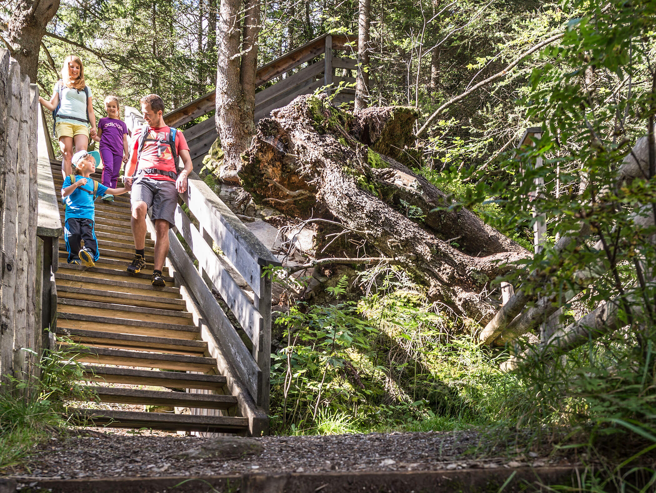Eine Familie steigt eine Holztreppe hinunter - Knappenhof B&B