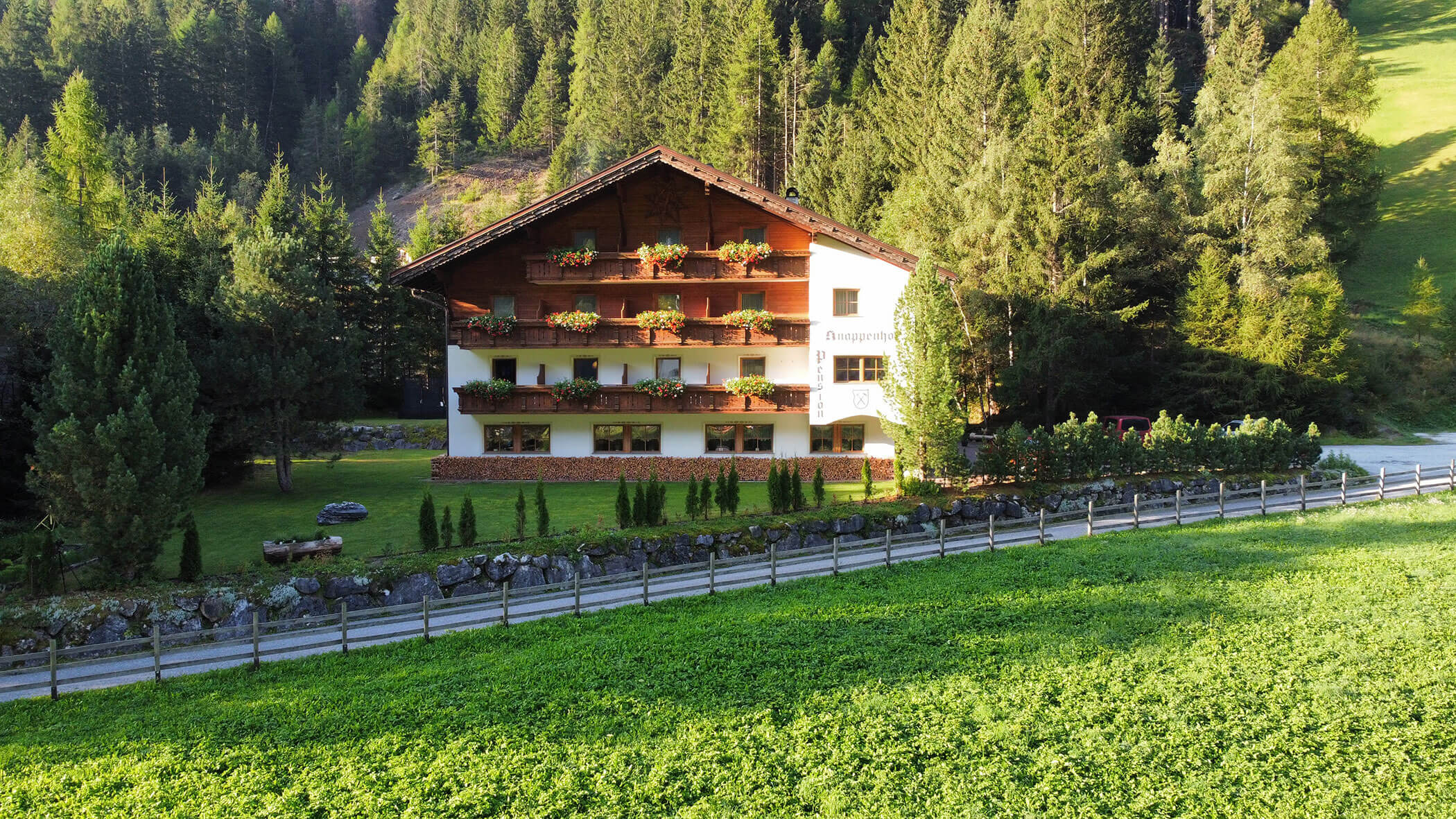 Der Knappenhof von außen inmitten der Natur - Knappenhof B&B