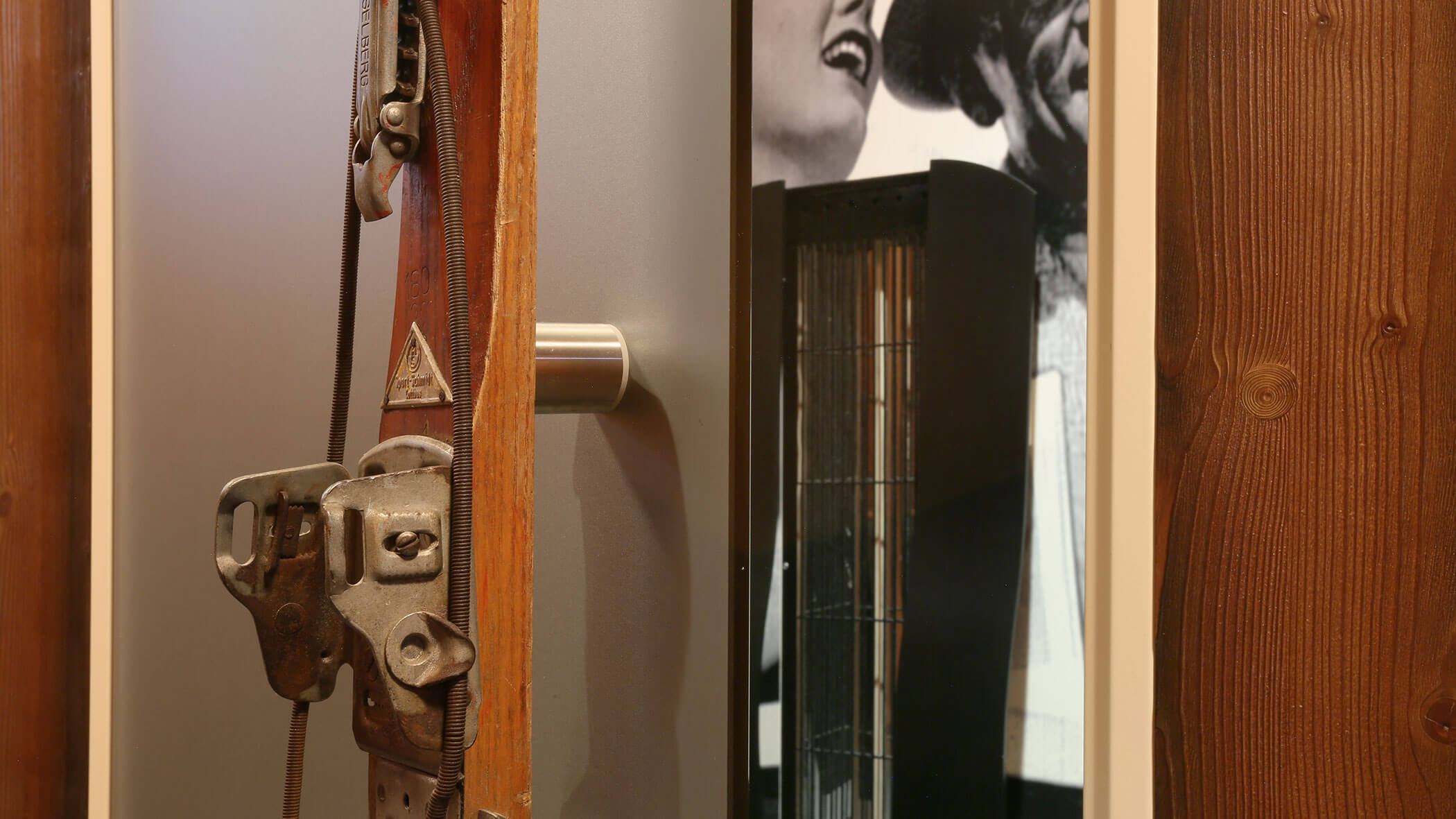 Door handle of an old ski - Knappenhof B&B