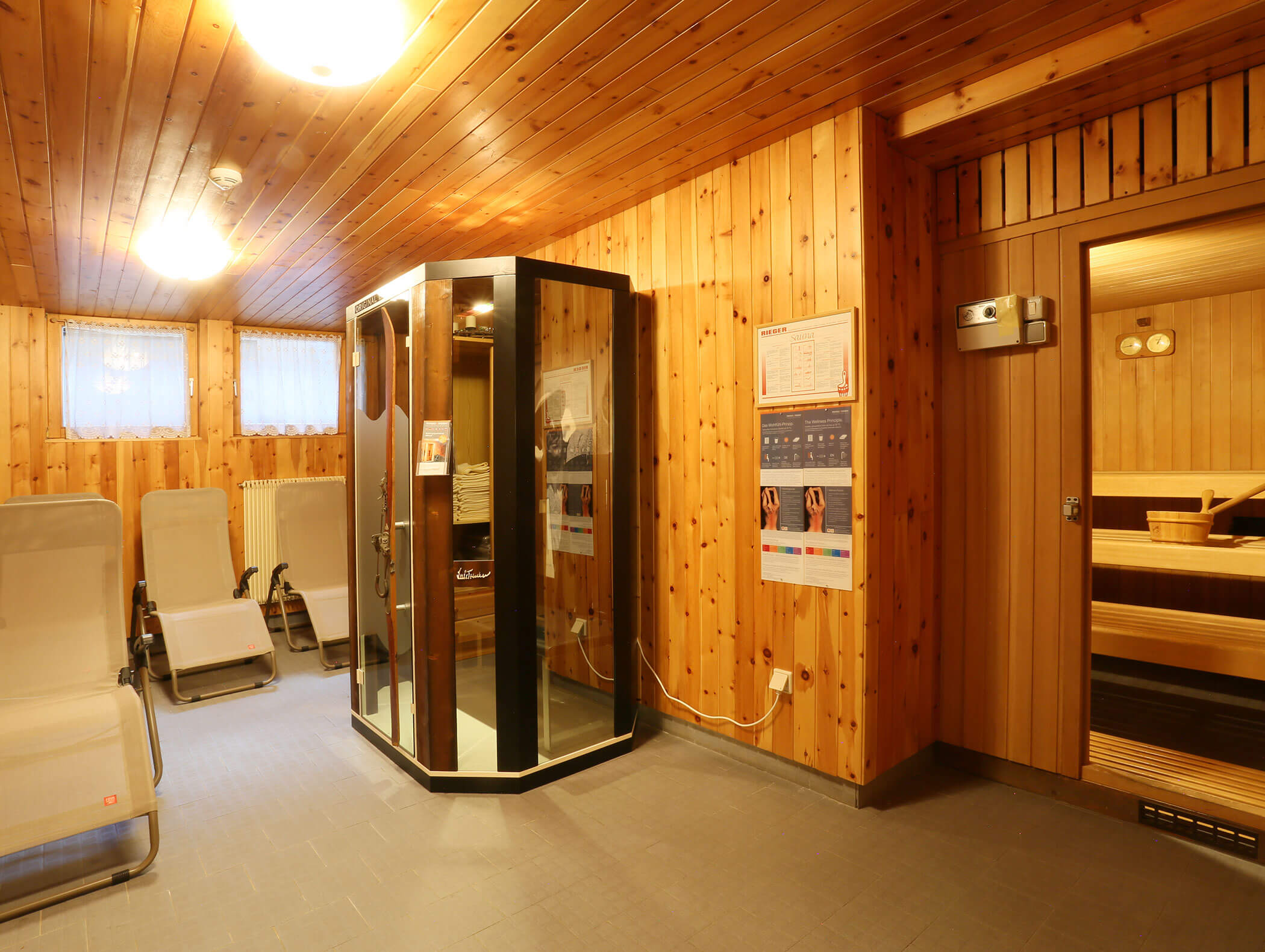 Relaxation room with a view of the sauna and infrared cabin Luis Trenker - Knappenhof B&B