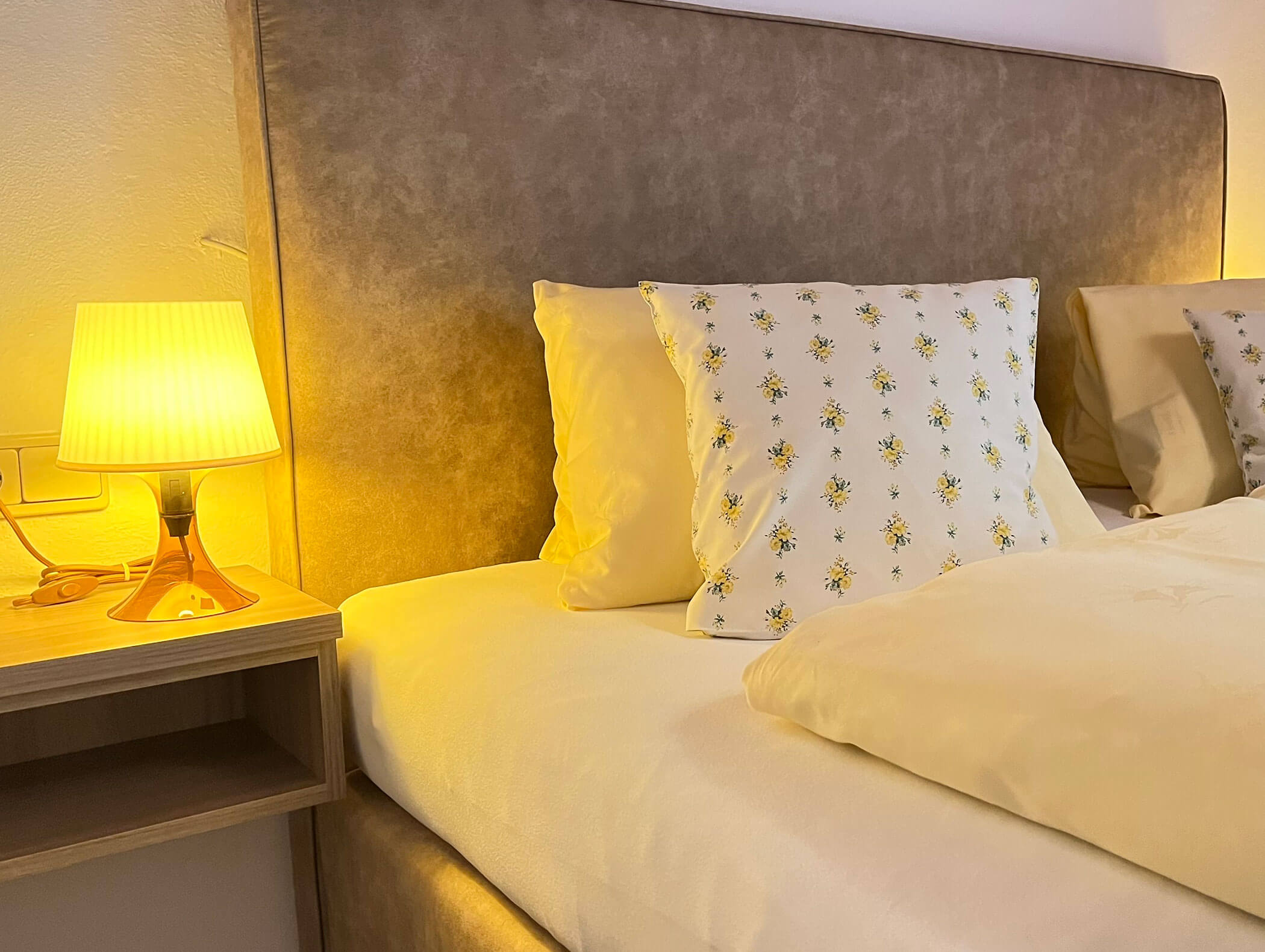 Double bed with yellow duvet cover from the double room Alriss - Knappenhof B&B