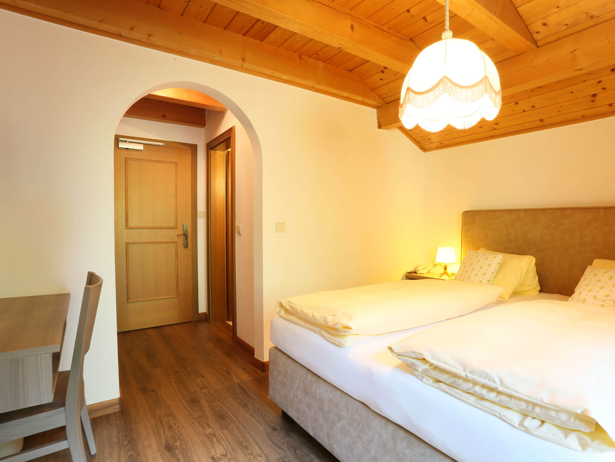 Bedroom with wooden floor from the double room Alriss - Knappenhof B&B