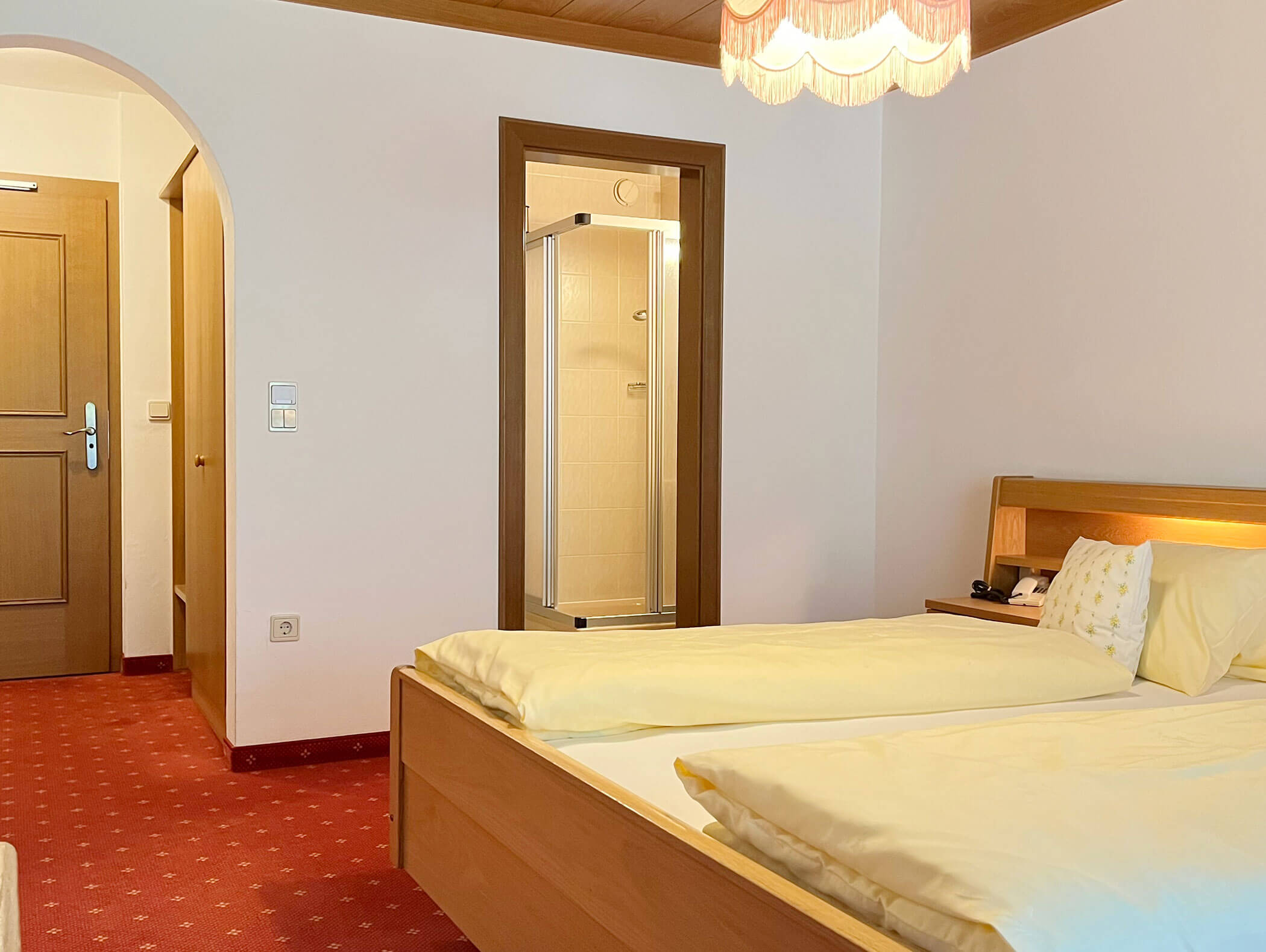 Bedroom with a view of the bathroom from the double room Ladurns - Knappenhof B&B