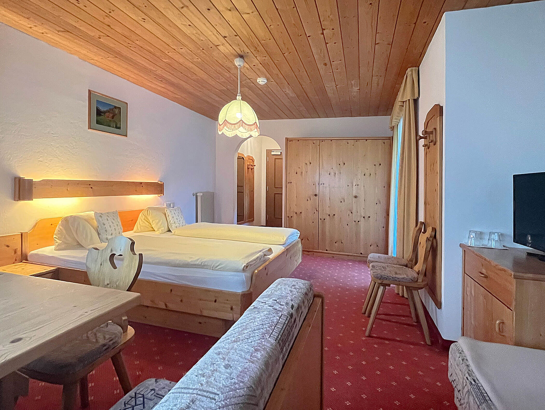 Bedroom and living room of the double room Tribulaun - Knappenhof B&B