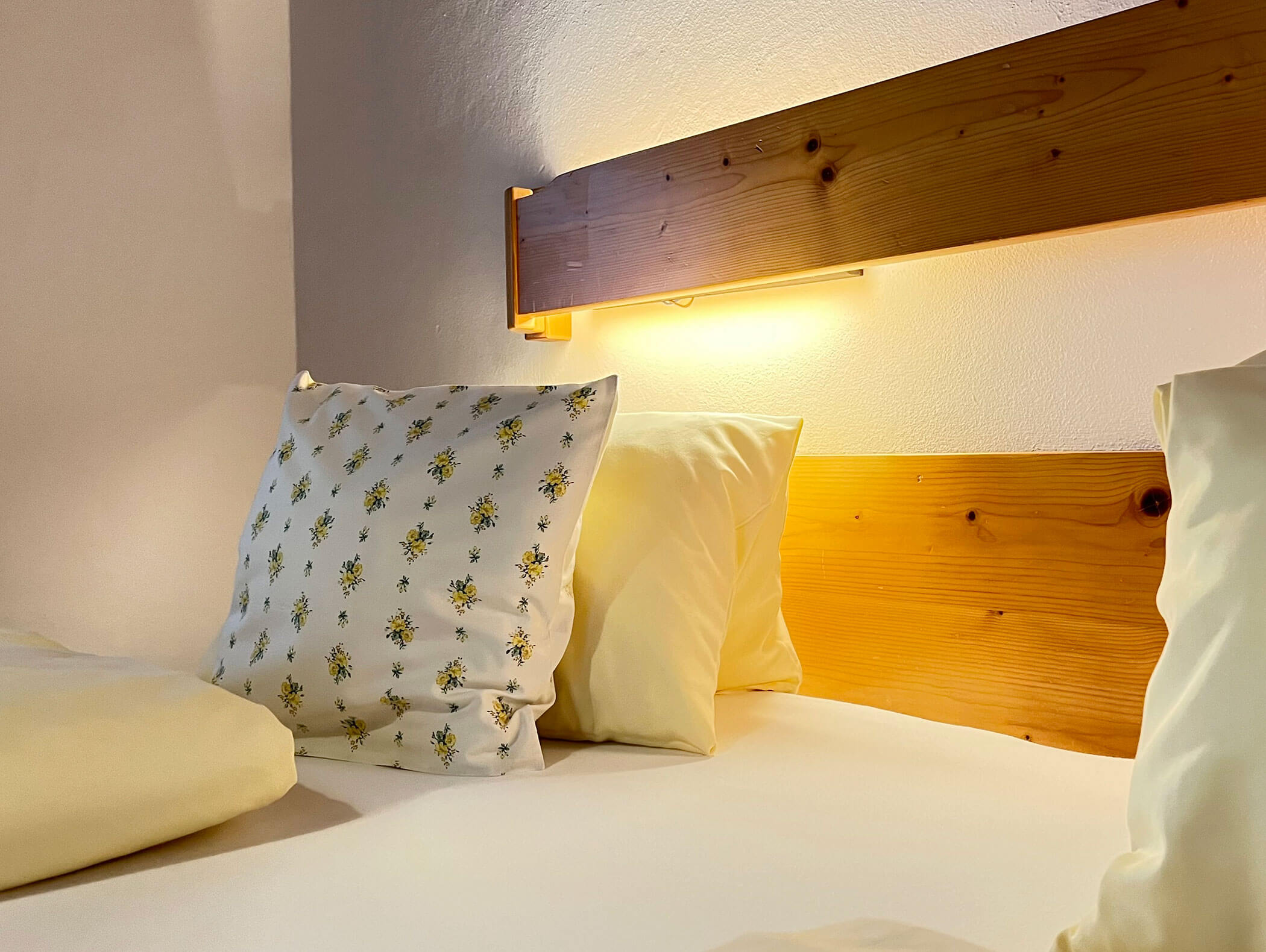 Indirect lighting behind the double bed in the double room Tribulaun - Knappenhof B&B