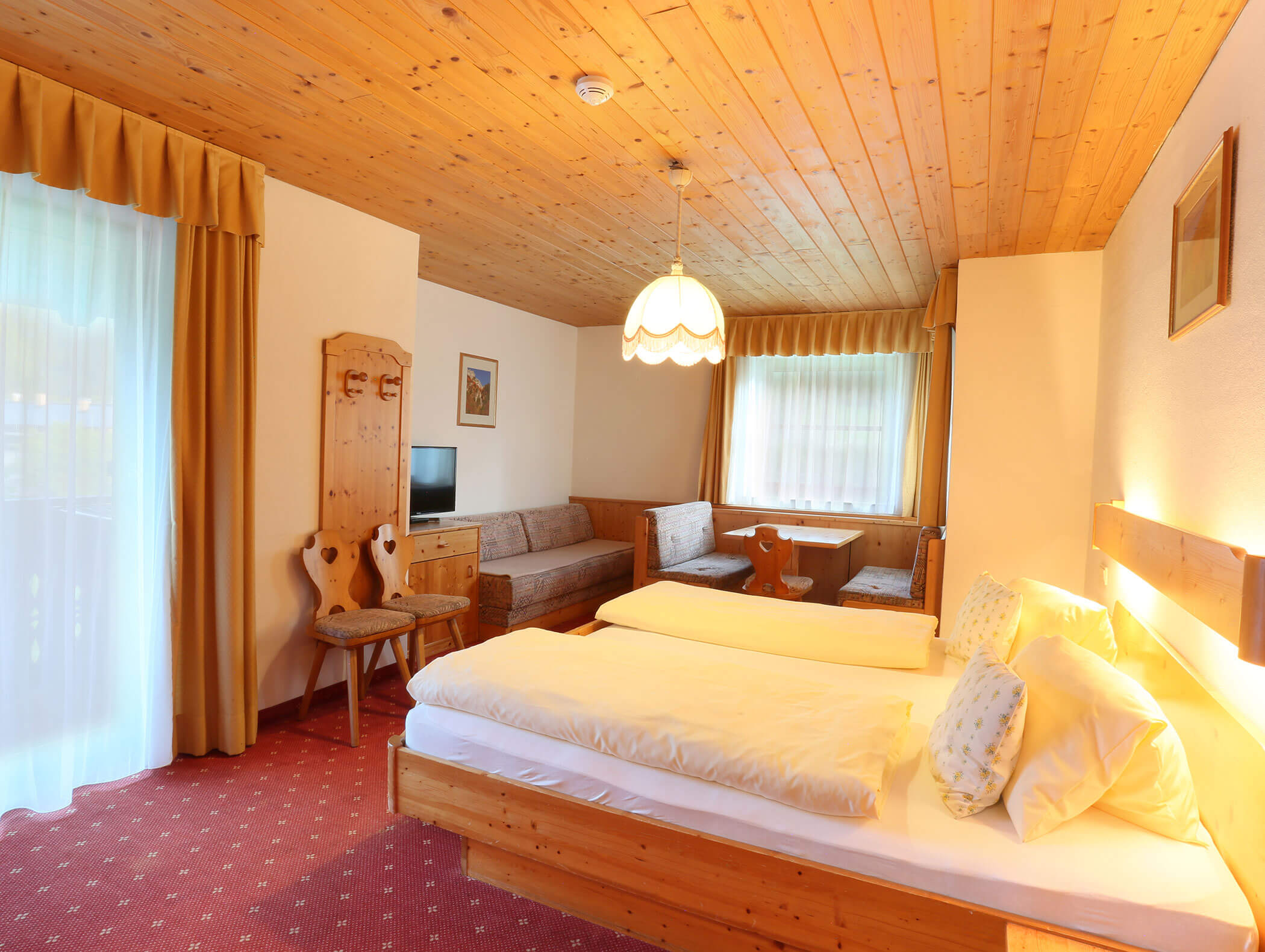 Bedroom with carpeted floor from the double room Tribulaun - Knappenhof B&B