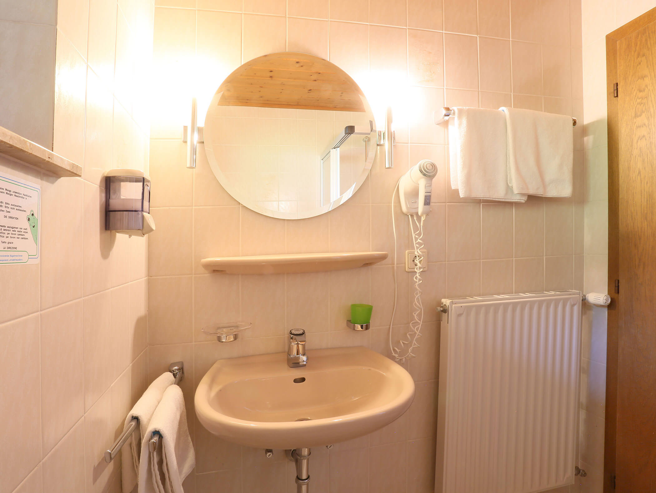 The bathroom of the double room Tribulaun - Knappenhof B&B