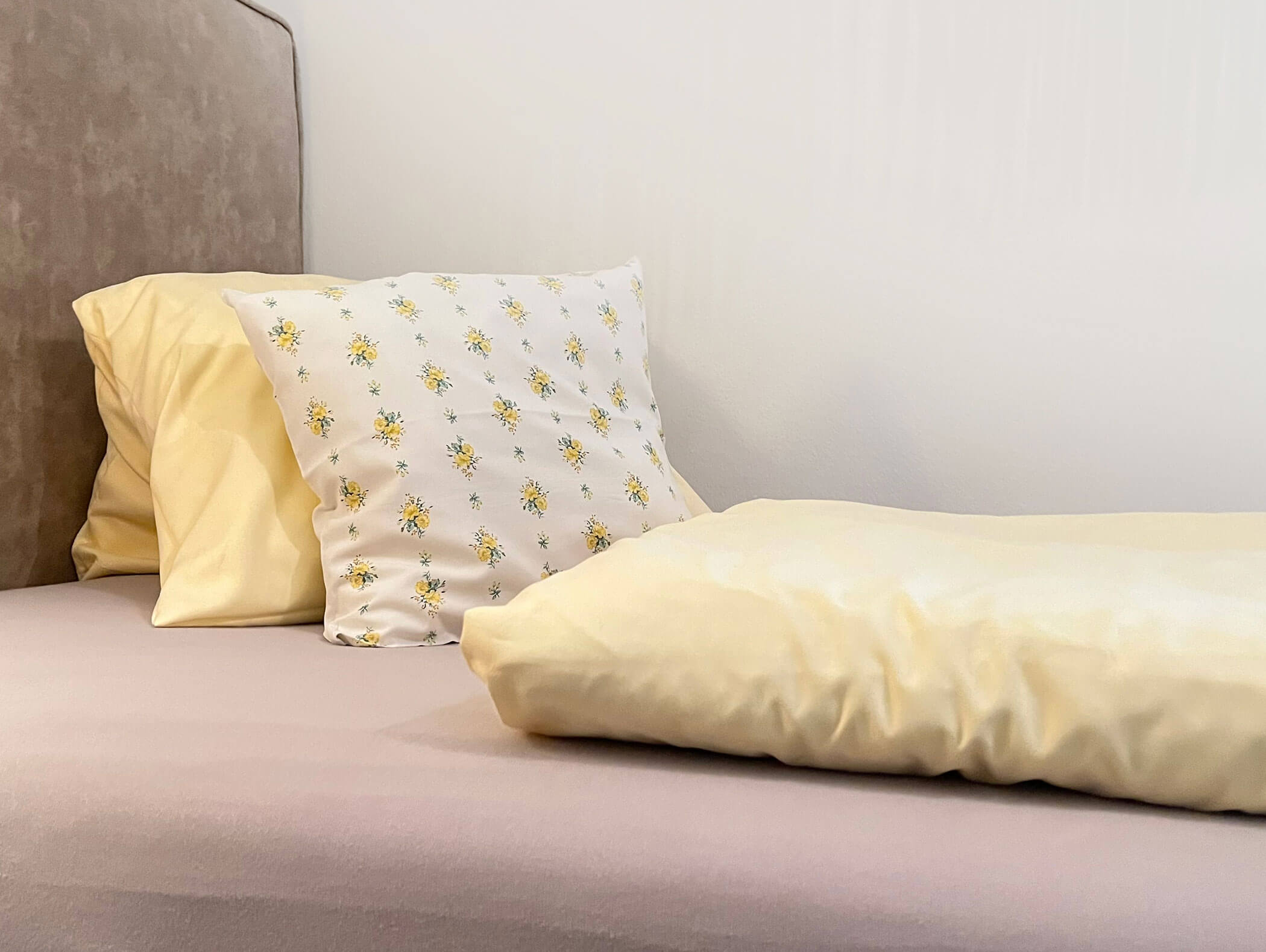 Bed with yellow duvet cover of the single room Brennero - Knappenhof B&B