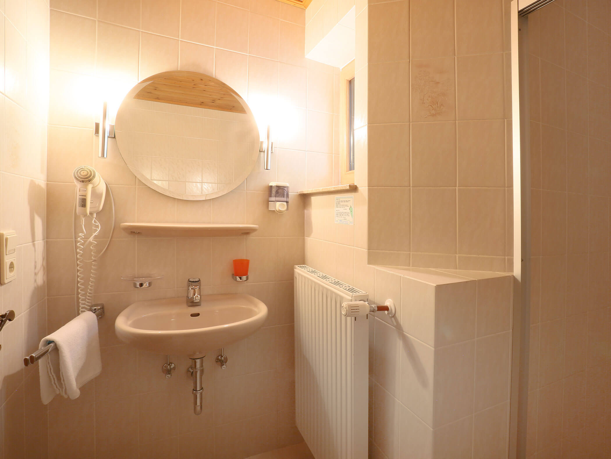 The bathroom of the single room Brennero - Knappenhof B&B